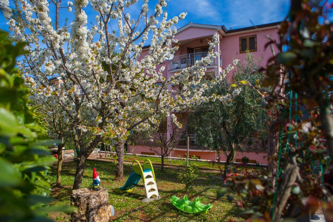 Apartments Lorena Poreč Exterior foto