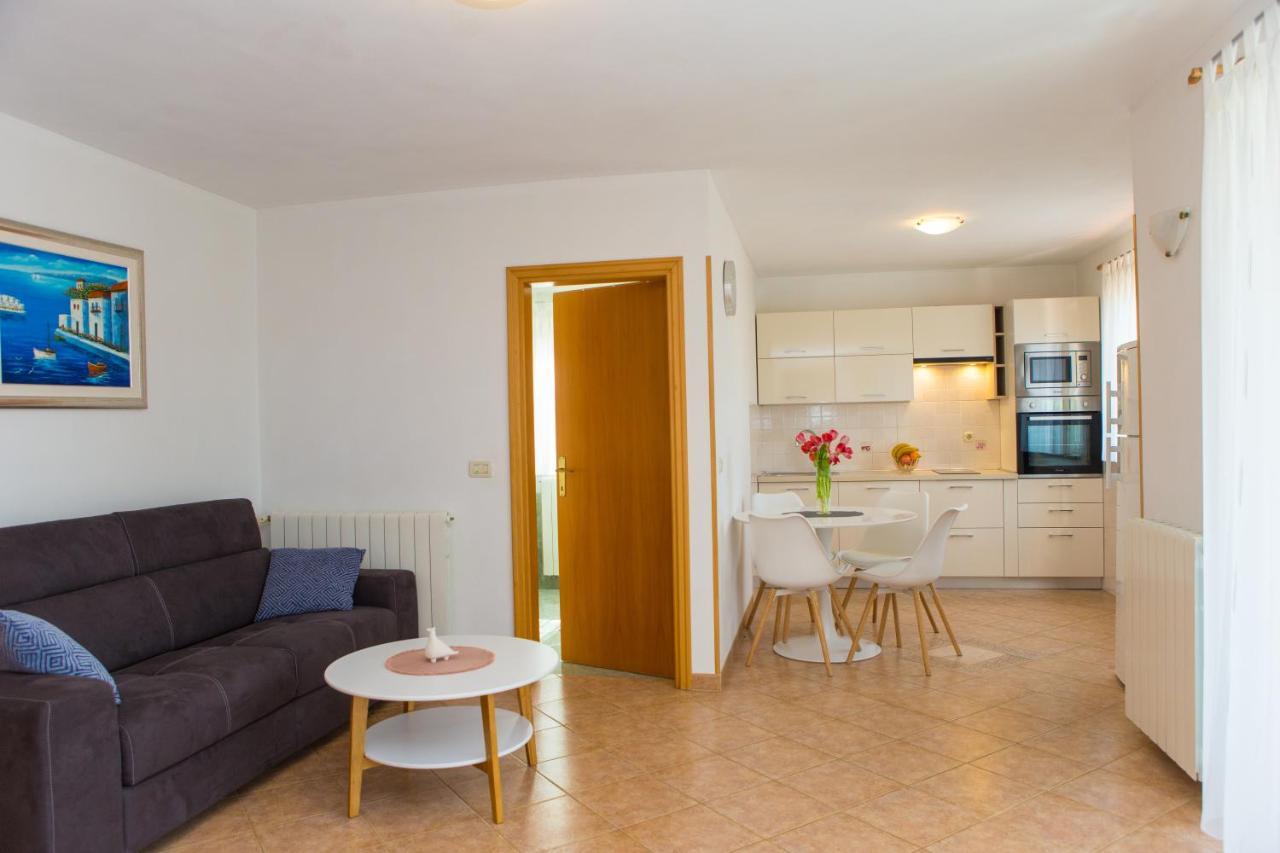 Apartments Lorena Poreč Exterior foto
