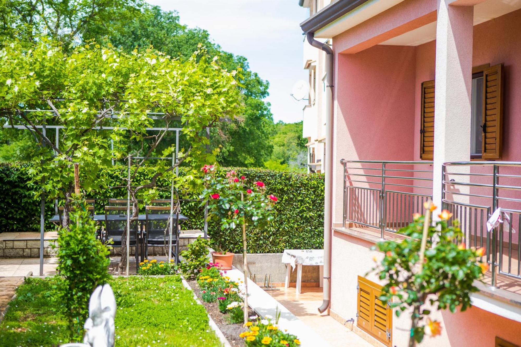 Apartments Lorena Poreč Exterior foto